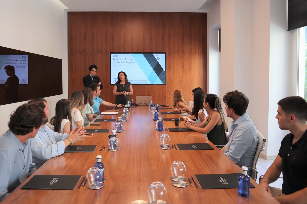 Los alumnos del Máster en Asesoría Jurídica de Empresas visitan el despacho. Foto 2